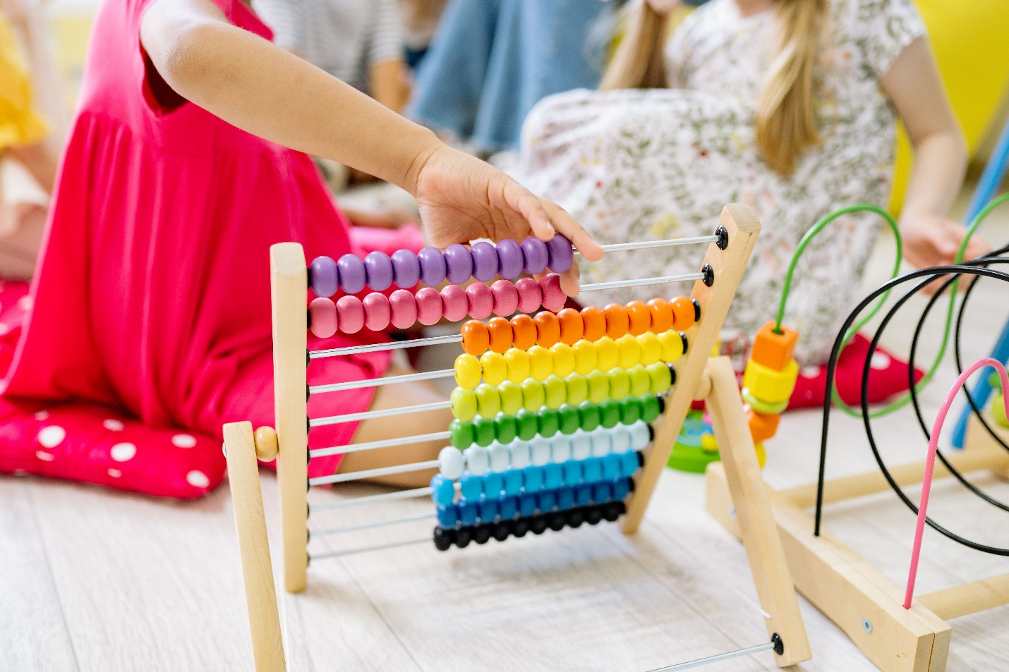 Discover how screen-free Montessori classrooms help children develop focus, stronger social skills, longer attention spans, and meaningful learning through hands-on experiences.