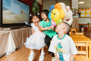 kids-balloons-classroom